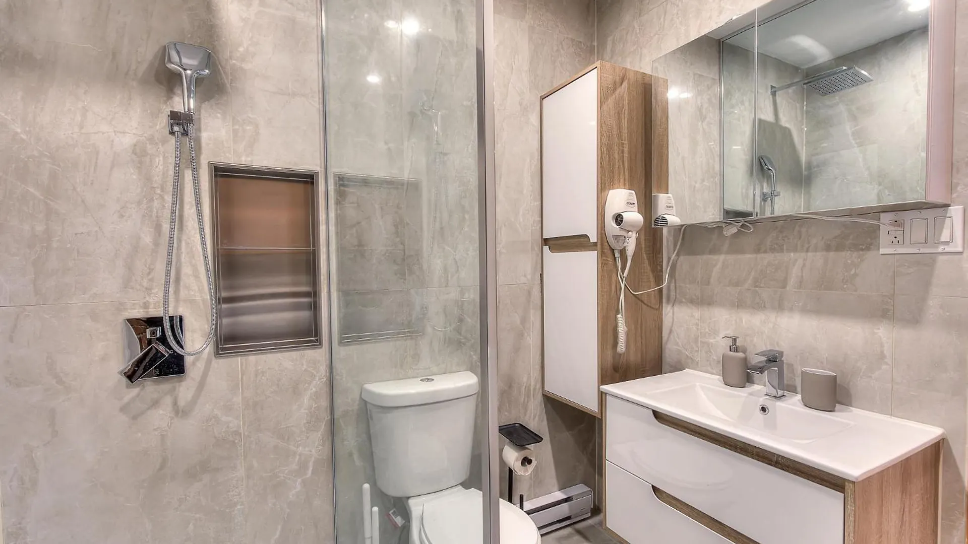 Spacious Apartment In The Plateau With Parking 몬트리올